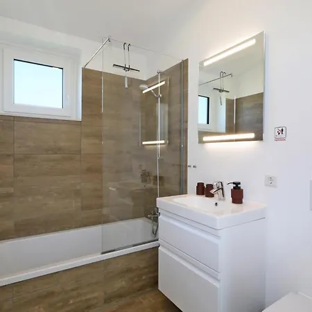 Stunning In Lembruch-dmmer See With Sauna, Wifi And Indoor Swimming Pool Dom wakacyjny Lembruch